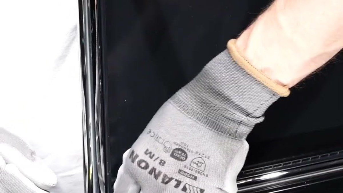 Scharnier für eine Glastür an einer Metall-Seitenwand montieren