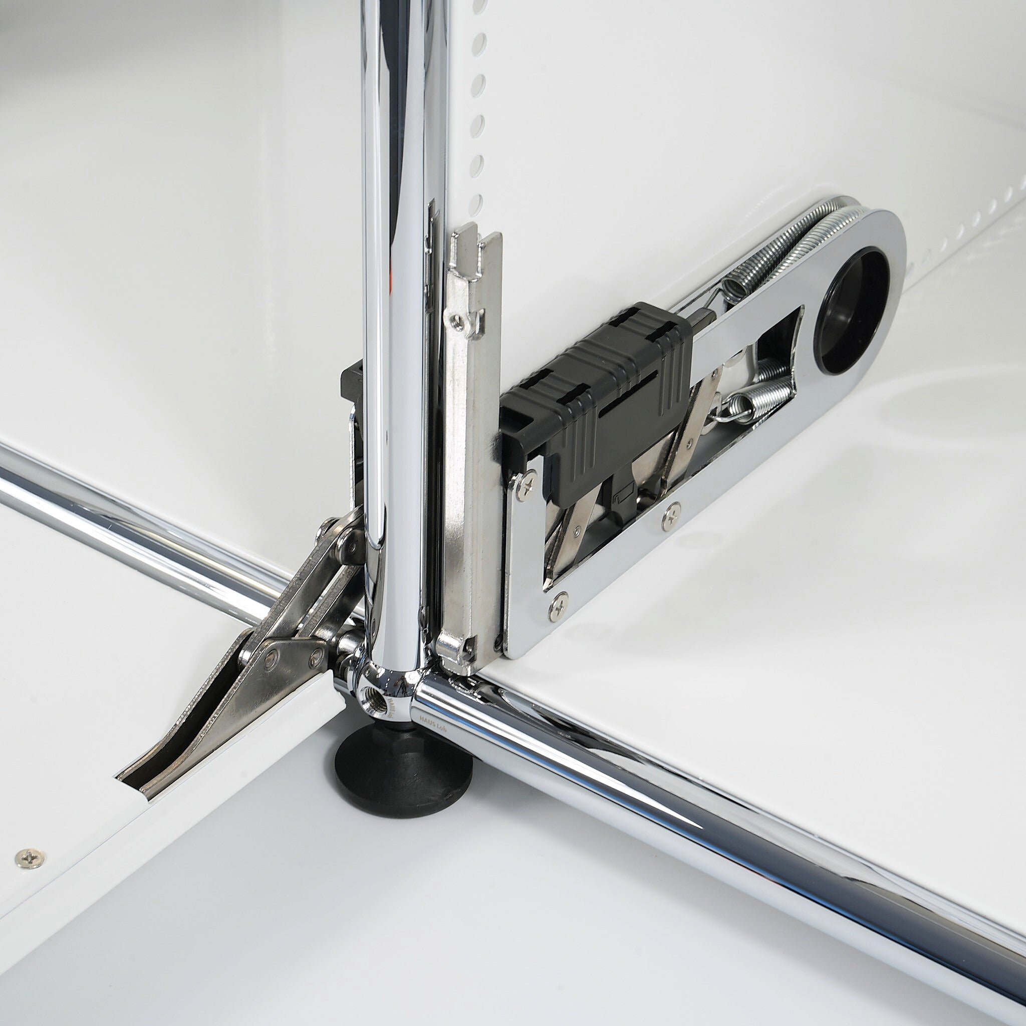 HAUS Lab Klapptür RAL 9010 Reinweiß mit Montageset kompatibel mit USM Haller