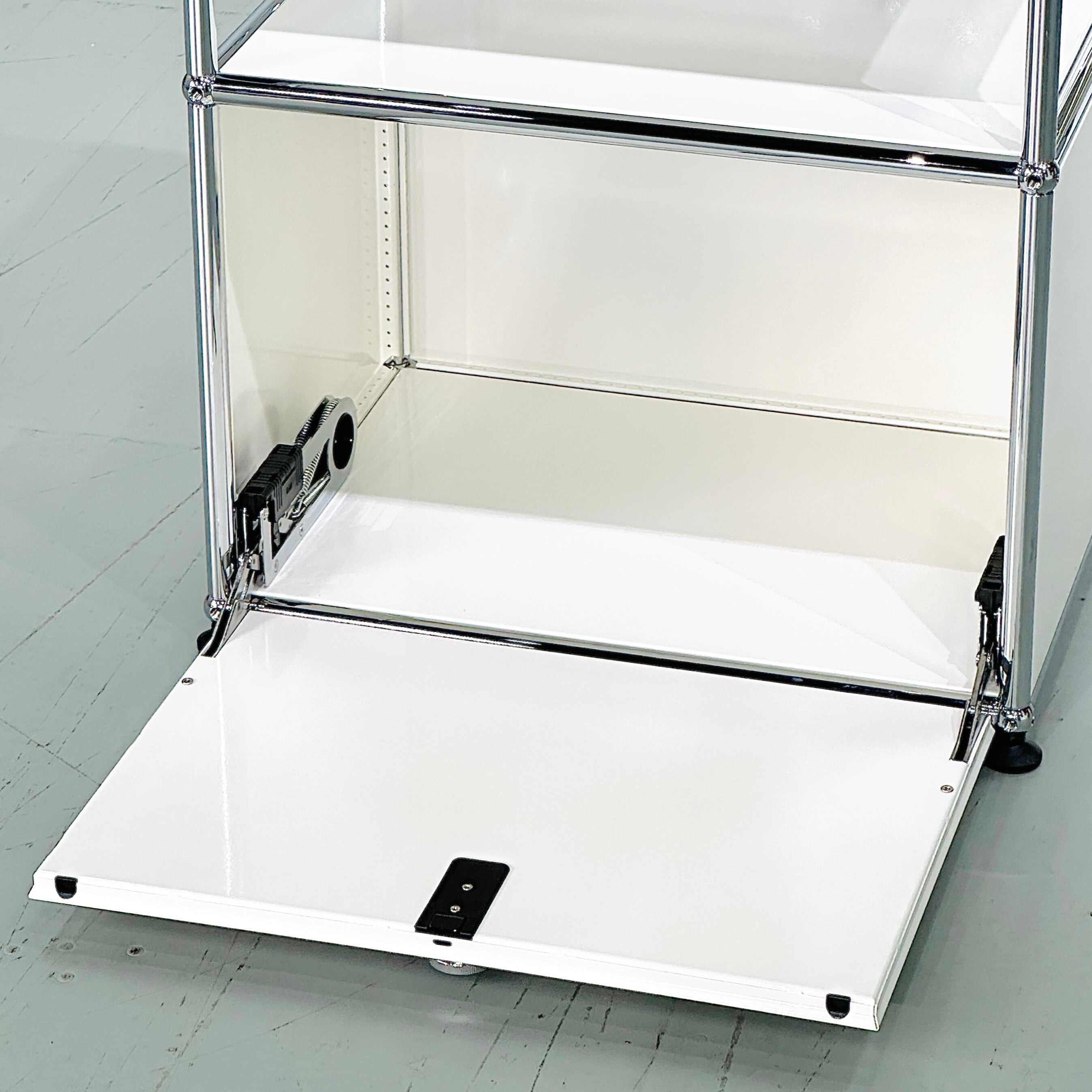 HAUS Lab Klapptür RAL 9010 Reinweiß mit Montageset kompatibel mit USM Haller