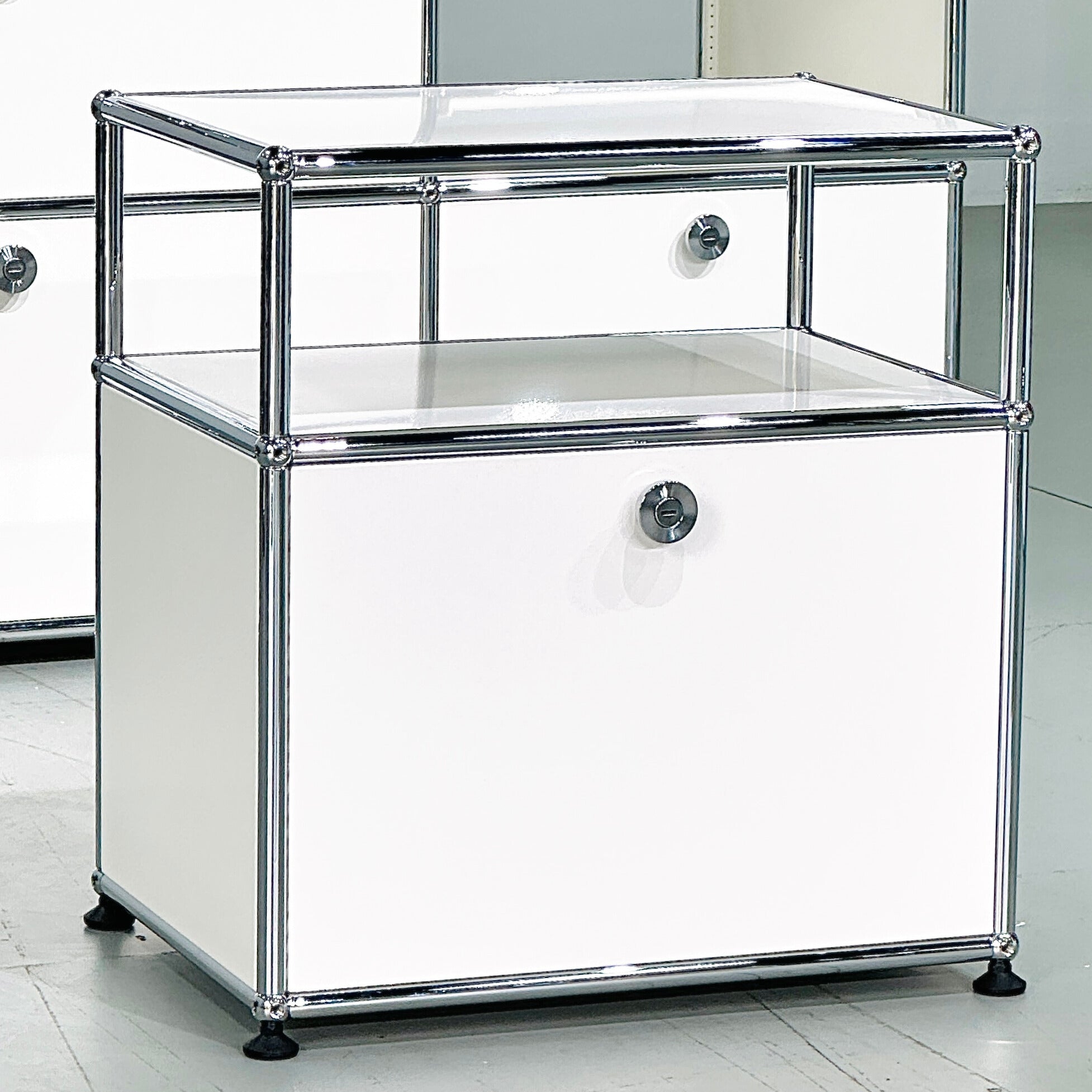 HAUS Lab Klapptür RAL 9010 Reinweiß mit Montageset kompatibel mit USM Haller