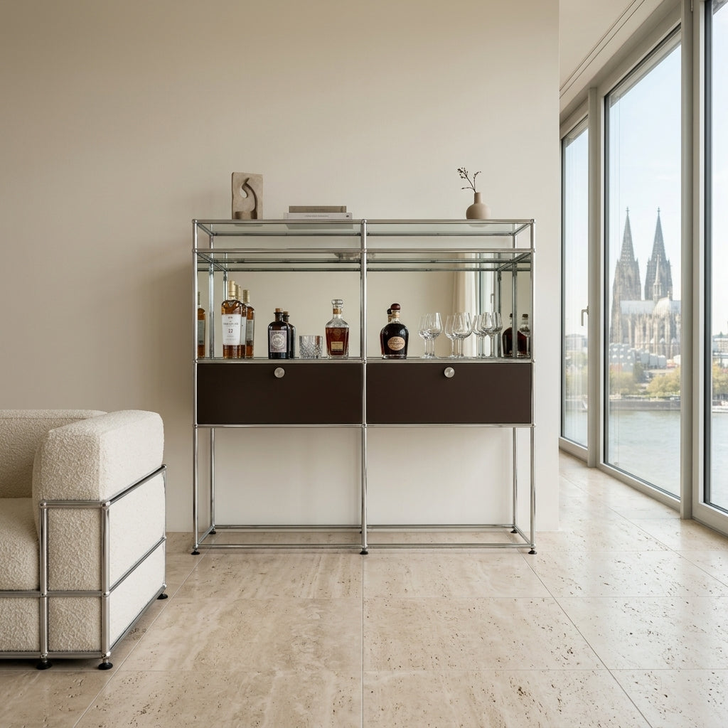 Barschrank mit Spiegel-Tablar als Rückwand und Zwischenwand, Flaschen und Gläser mehrfach gespiegelt, kompatibel mit USM Haller