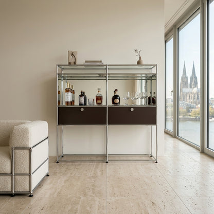 Barschrank mit Spiegel-Tablar als Rückwand und Zwischenwand, Flaschen und Gläser mehrfach gespiegelt, kompatibel mit USM Haller