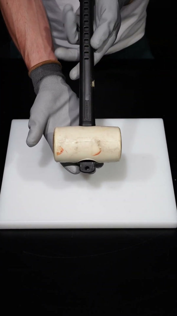 Konnektor mit dem Gummihammer aus dem Rohr schlagen